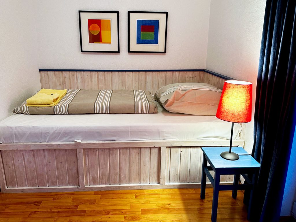 Das zweite Schlafzimmer: Das große Kojenbett (200 x 120 cm) lieben nicht nur Kinder.